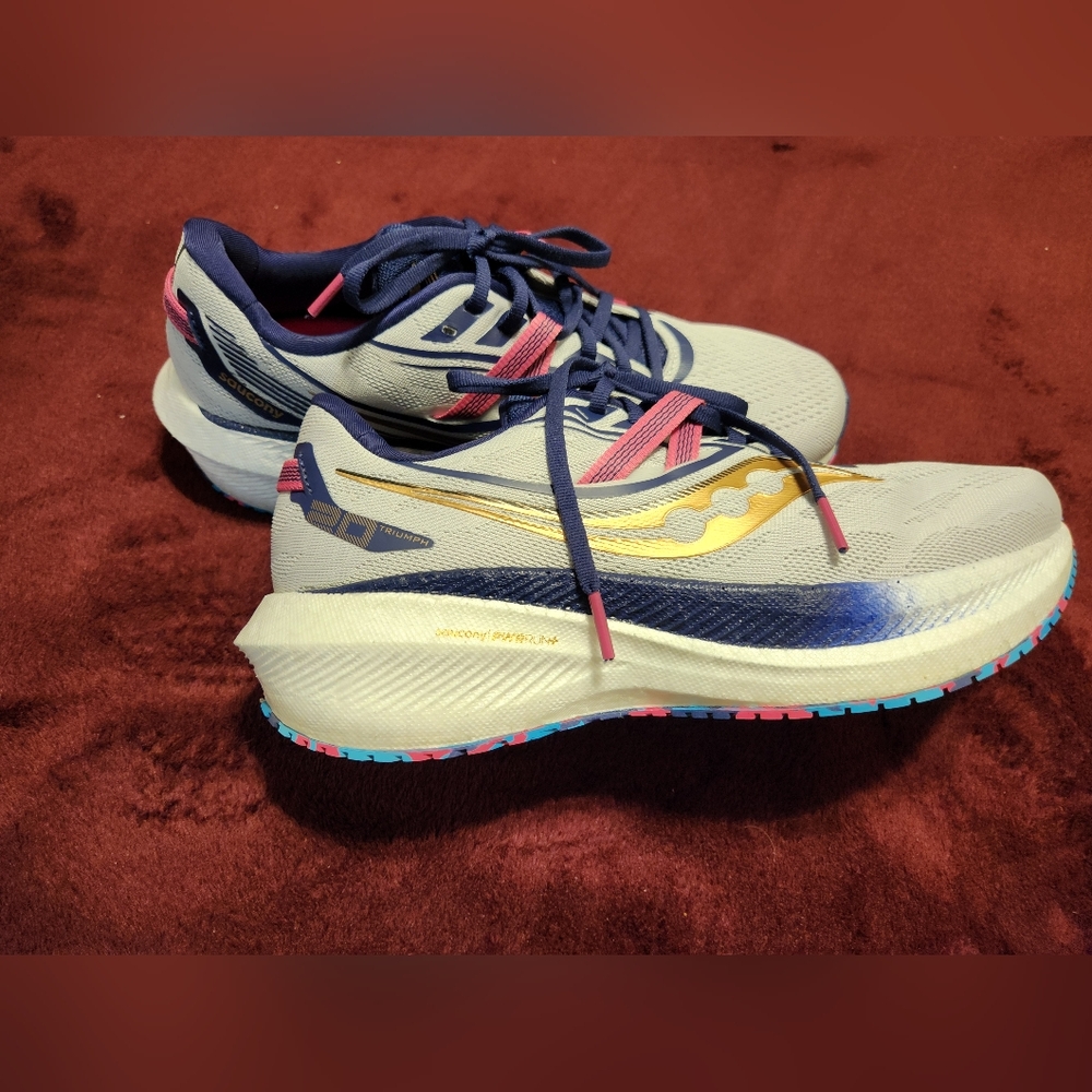 Saucony, Triumph 20, Women's Running Shoe. Size 9.5 Wide